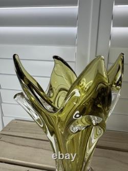 Vase bohémien tchèque en verre vert olivine et transparent, absolument magnifique. Très bon état.