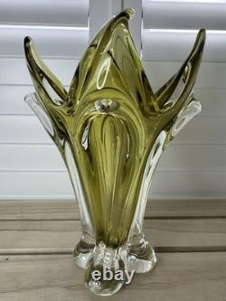 Vase bohémien tchèque en verre vert olivine et transparent, absolument magnifique. Très bon état.