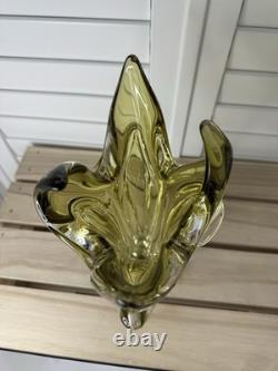 Vase bohémien tchèque en verre vert olivine et transparent, absolument magnifique. Très bon état.