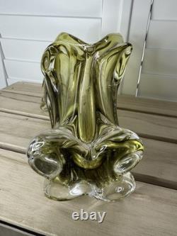 Vase bohémien tchèque en verre vert olivine et transparent, absolument magnifique. Très bon état.