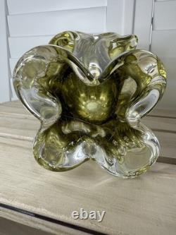 Vase bohémien tchèque en verre vert olivine et transparent, absolument magnifique. Très bon état.