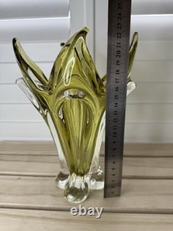Vase bohémien tchèque en verre vert olivine et transparent, absolument magnifique. Très bon état.