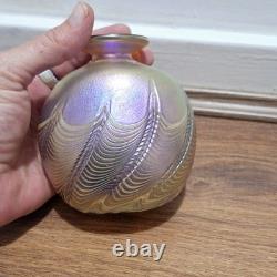 Vase bouteille en verre artistique Robert Held Canada, irisé rose violet, signé à la base