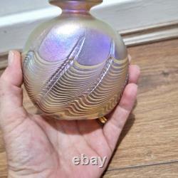 Vase bouteille en verre artistique Robert Held Canada, irisé rose violet, signé à la base