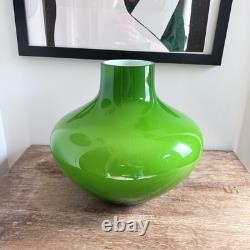 Vase bulbeux en verre cerné vert et blanc d'Empoli vintage 28 cm