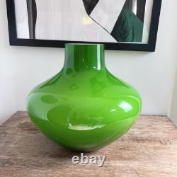 Vase bulbeux en verre cerné vert et blanc d'Empoli vintage 28 cm