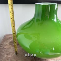 Vase bulbeux en verre cerné vert et blanc d'Empoli vintage 28 cm