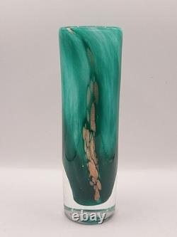 Vase cylindre en verre d’art français signé Gérard Torcheux, vert avec feuille d’or, 7, très bon état<br/>
