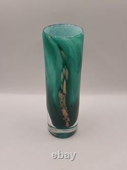 Vase cylindre en verre d’art français signé Gérard Torcheux, vert avec feuille d’or, 7, très bon état <br/>
 