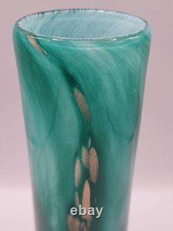 Vase cylindre en verre d’art français signé Gérard Torcheux, vert avec feuille d’or, 7, très bon état <br/> 
 