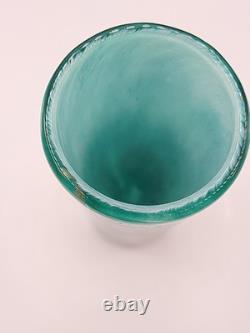 Vase cylindre en verre d’art français signé Gérard Torcheux, vert avec feuille d’or, 7, très bon état
<br/> 