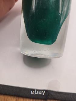 Vase cylindre en verre d’art français signé Gérard Torcheux, vert avec feuille d’or, 7, très bon état 
<br/>

