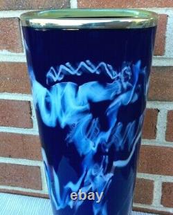 Vase d'art en verre soufflé à la main en édition limitée Curtiss Brock, signé C.B. Glass 14, de couleur bleue.