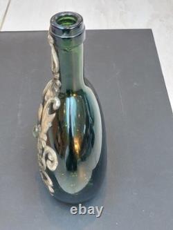Vase en bouteille en métal surmonté de l'Art Nouveau ancien