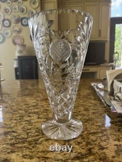 Vase en cristal TOWLE 24 % plomb, motif, fabriqué en Pologne, 12 po de hauteur x 6,5 po. D’occasion.