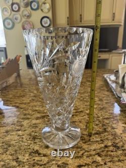 Vase en cristal TOWLE 24 % plomb, motif, fabriqué en Pologne, 12 po de hauteur x 6,5 po. D’occasion.