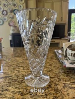 Vase en cristal TOWLE 24 % plomb, motif, fabriqué en Pologne, 12 po de hauteur x 6,5 po. D’occasion.