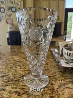 Vase en cristal TOWLE 24 % plomb, motif, fabriqué en Pologne, 12 po de hauteur x 6,5 po. D’occasion.