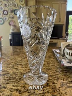 Vase en cristal TOWLE 24 % plomb, motif, fabriqué en Pologne, 12 po de hauteur x 6,5 po. D’occasion.