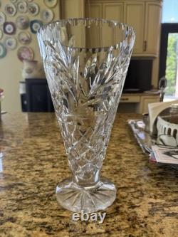 Vase en cristal TOWLE 24 % plomb, motif, fabriqué en Pologne, 12 po de hauteur x 6,5 po. D’occasion.