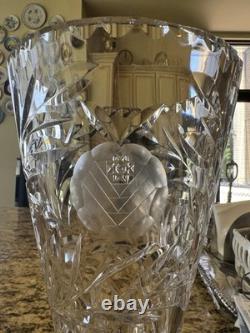 Vase en cristal TOWLE 24 % plomb, motif, fabriqué en Pologne, 12 po de hauteur x 6,5 po. D’occasion.