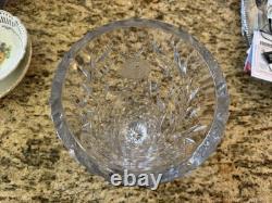 Vase en cristal TOWLE 24 % plomb, motif, fabriqué en Pologne, 12 po de hauteur x 6,5 po. D’occasion.