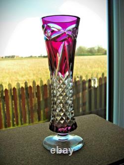Vase en cristal Val St Lambert Patrick J Depuydt en verre clair taillé fuchsia cranberry