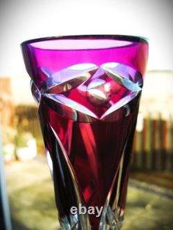 Vase en cristal Val St Lambert Patrick J Depuydt en verre clair taillé fuchsia cranberry