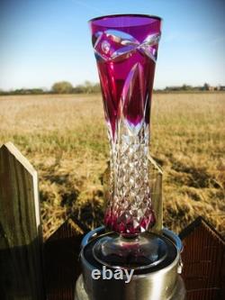 Vase en cristal Val St Lambert Patrick J Depuydt en verre clair taillé fuchsia cranberry