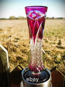 Vase en cristal Val St Lambert Patrick J Depuydt en verre clair taillé fuchsia cranberry