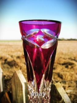 Vase en cristal Val St Lambert Patrick J Depuydt en verre clair taillé fuchsia cranberry
