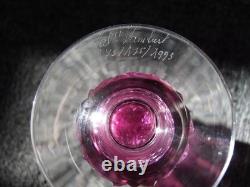 Vase en cristal Val St Lambert Patrick J Depuydt en verre clair taillé fuchsia cranberry