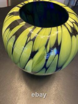 Vase en cristal en verre art soufflé à la main vintage large en bleu cobalt et vert/jaune