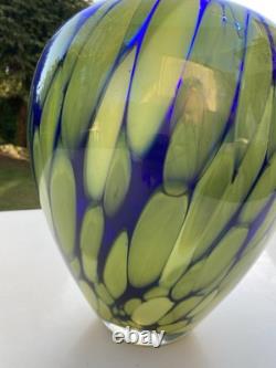 Vase en cristal en verre art soufflé à la main vintage large en bleu cobalt et vert/jaune