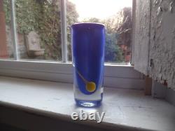 Vase en cristal en verre cobalt bleu et jaune signé Strombergs Hyttan Suède 1970
