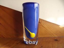 Vase en cristal en verre cobalt bleu et jaune signé Strombergs Hyttan Suède 1970