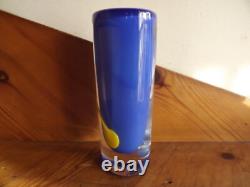 Vase en cristal en verre cobalt bleu et jaune signé Strombergs Hyttan Suède 1970