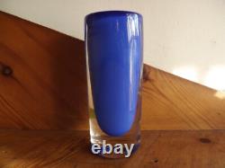 Vase en cristal en verre cobalt bleu et jaune signé Strombergs Hyttan Suède 1970