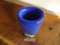 Vase en cristal en verre cobalt bleu et jaune signé Strombergs Hyttan Suède 1970