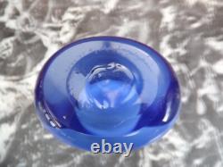 Vase en cristal en verre cobalt bleu et jaune signé Strombergs Hyttan Suède 1970