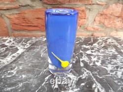 Vase en cristal en verre cobalt bleu et jaune signé Strombergs Hyttan Suède 1970