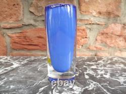 Vase en cristal en verre cobalt bleu et jaune signé Strombergs Hyttan Suède 1970