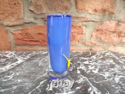 Vase en cristal en verre cobalt bleu et jaune signé Strombergs Hyttan Suède 1970