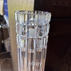 Vase en cristal français Baccarat vintage caractérisé par des coupes verticales