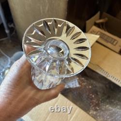 Vase en cristal français Baccarat vintage caractérisé par des coupes verticales
