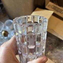 Vase en cristal français Baccarat vintage caractérisé par des coupes verticales