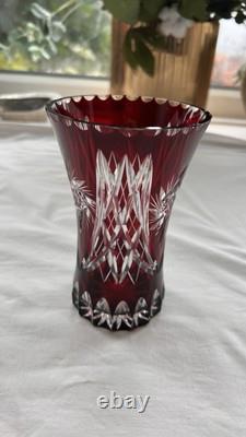 Vase en cristal vintage en verre bohémien avec superposition rouge rubis taillé à clair
