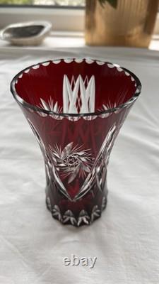Vase en cristal vintage en verre bohémien avec superposition rouge rubis taillé à clair