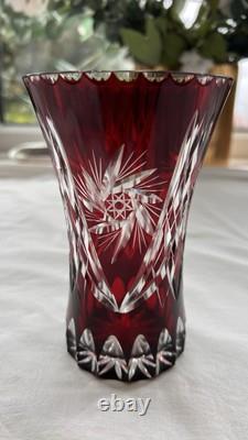 Vase en cristal vintage en verre bohémien avec superposition rouge rubis taillé à clair