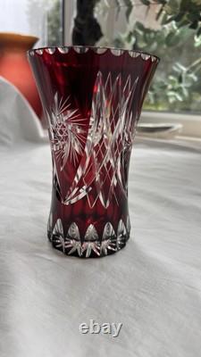Vase en cristal vintage en verre bohémien avec superposition rouge rubis taillé à clair